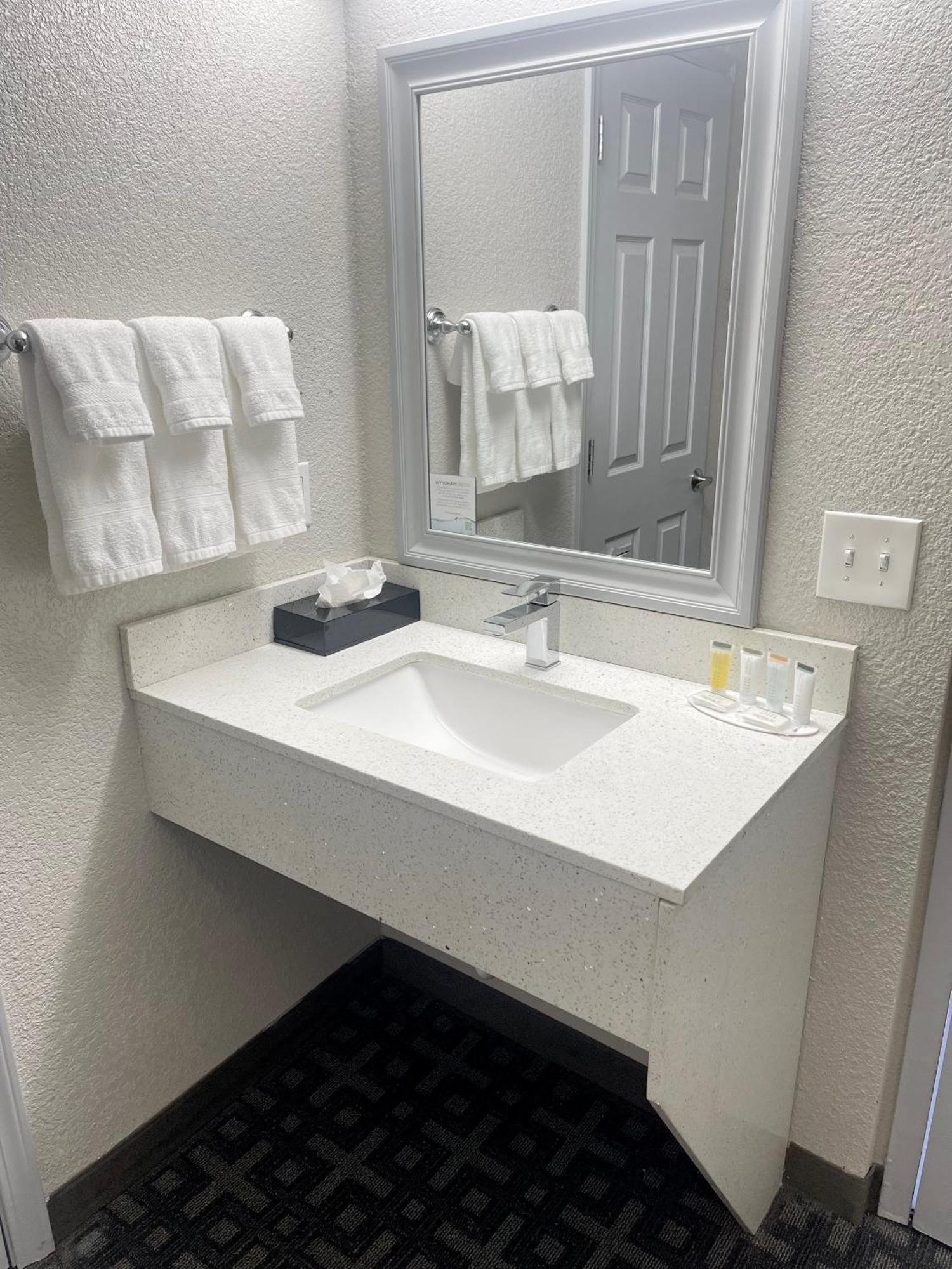 Days Inn & Suites by Wyndham Spokane Eksteriør bilde
