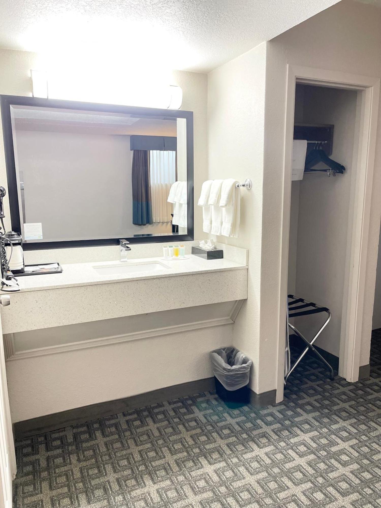 Days Inn & Suites by Wyndham Spokane Eksteriør bilde